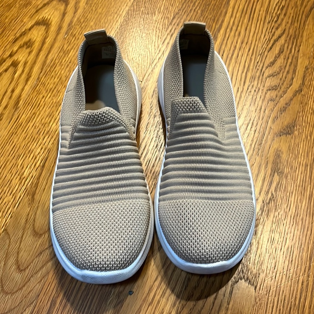 Tennis shoes